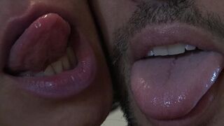 Une belle-mère qui embrasse son beau-fils après qu'il soit dans sa bouche