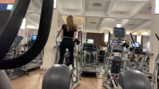 Fuck rapide dans la salle de gym: risque public baise avec la Californie