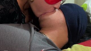 Qu'est-ce que mon beau-sœur m'a donné d'un baiser français sauvage!