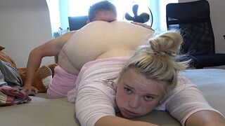 Belle adolescente baisée par une bite géante dans son gros cul rond