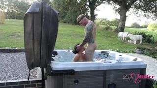 Passionné dehors baise dans un jacuzzi chaud sur une grange week-end