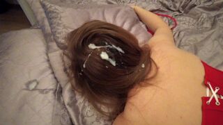 Saupoudrer sur les cheveux d'adolescente après la baise anale sauvage