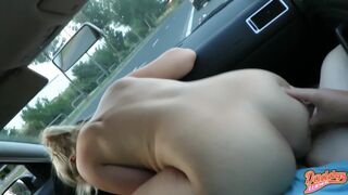 Elle a une blonde sexy dans la voiture