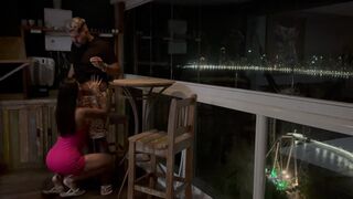 Un verre d'alcool transformé en baise chaude sur le balcon