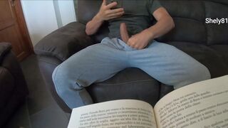 Fils de beau-fils impudent ! tandis que la belle-mère lit, elle regarde du porno et bat sa bite