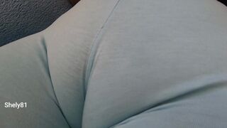 J'essaie mon nouveau jouet avec mon pantalon de yoga - slat81