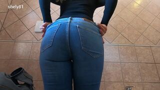 Elle porte un jean sexy, qui lui montre son gros cul et se masturbe