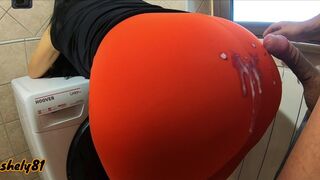 Une belle-mère chaude en leggings l'excite et laisse son beau-fils la caresser et lui tirer dessus