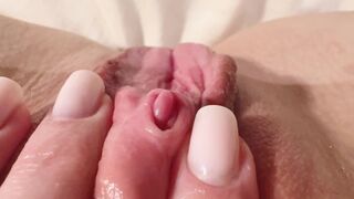 Adolescent chatte amateur gros plan se masturber à l'orgasme