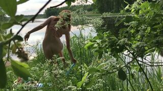 Elle change chaud rouge adolescent bikini et doigt sa chatte