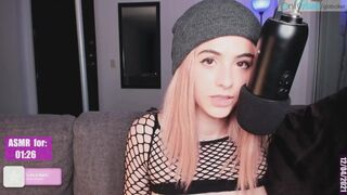 Gia Baker vous parle sale dans le microphone en asmr
