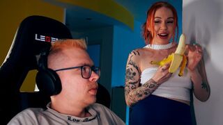 Le mari s'est trop impliqué dans son nouveau jeu alors que la rouquine adolescente suce sa bite
