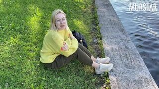 Webcam fille est payé pour sucer dans le parc