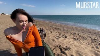 La salope a commencé à jouer à des jeux interactifs et a sucé sur la plage