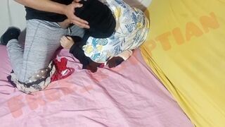 Milf Arabe chaud baisé par le jeune homme, et il va le tuer deux fois dans sa tête