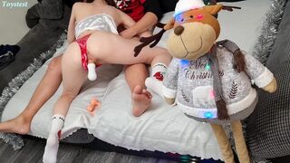 Adolescent amateur fille vous montre comment elle veut un trio sauvage avec une fausse bite