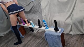 Mince adolescent chevauchant dur sur de fausses bites à l'orgasme énorme