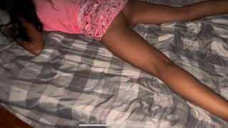 Le pote de mon frère reste à la maison, vient dans ma chambre, baise ma chatte, tombe dans mon pantalon