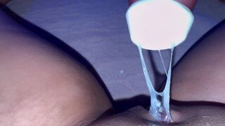 Tôt le matin, elle se gâte et s'amuse sauvagement