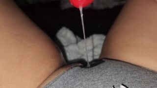 En regardant du porno, sa culotte est trempée, et elle aime ça!