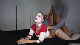 Harley quinn suce la bite géante et la roule jusqu'à ce qu'il soit apprécié dans une version de nuit