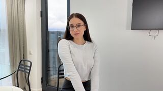 Hot ava travaille dur pour obtenir le travail et remplit sa bouche