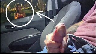 J'ai montré ma bite à une belle inconnue à l'arrêt de bus en public !