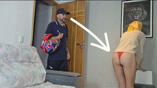 Une femme mariée prend le messager en sous-vêtements et la baise !