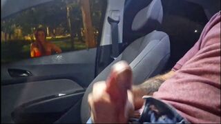Un adolescent rouge dans la rue
