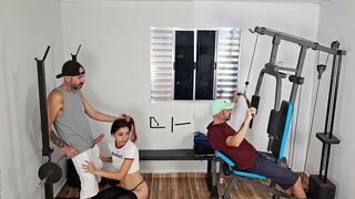 Exclusif, une femme baise son mari dur de derrière dans le gymnase!