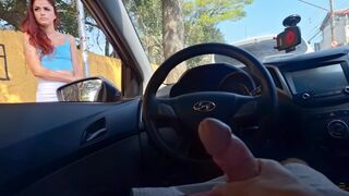 J'ai demandé à la fille sexy pour les directions dans la rue et lui ai montré ma bite !