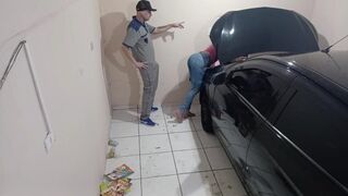 Jeune salope sexy au mécanicien baise l'employé