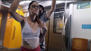 Un étranger caresse un étudiant dans un bus en public !
