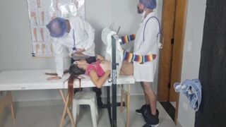 Je veux que l'équipe médicale baise les yeux bandés!