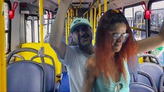 Ils baisent une écolière étrangère dans le bus !