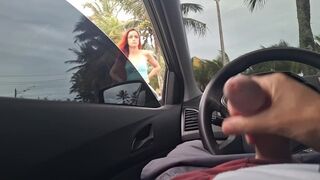 Fuck-up risqué pour une fille sexy dans la rue en public