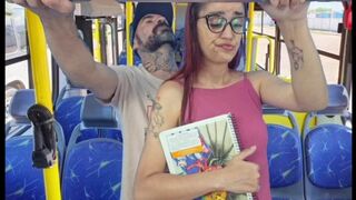 Adolescent fille baisée par un étranger dans un bus public