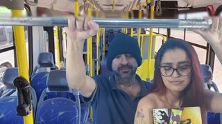 Une étudiante se fait baiser par un étranger dans le bus par derrière !