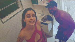 Discothèque salle de bain pour femmes avec baise sauvage et spritzing