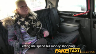 FakeTaxi - une jeune fille suce un vieux chauffeur de taxi