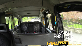 La chatte de FakeTaxi sur le point de devenir une star du porno montre ce qu'elle sait faire