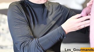 Chaud maman en noir suce bite et ils viennent à son visage