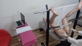Red adolescent amateur ouvre pour gynécologue pervers