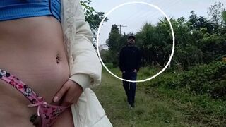 La femme se masturbe dans le parc tout en regardant les hommes passer