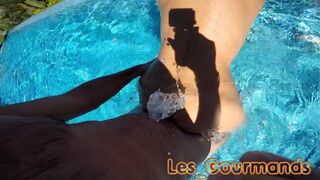 Baise sauvage dans la piscine avec énorme faux pénis et plusieurs orgasmes
