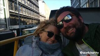Baise publique sur un bus touristique de Porto