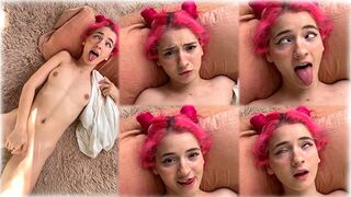 Joli adolescent jouant avec sa chatte