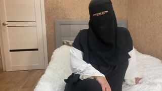 Hot Arab Milf donne des instructions lustrées à son beau-fils