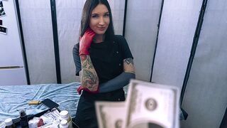 Une infirmière sexy dans des gants en latex aide sa patiente à donner des échantillons de sperme