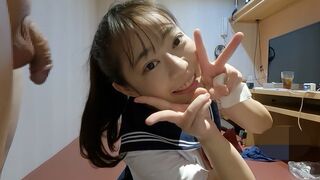 Gros yeux et petits corps, 147 cm filles mignonnes sucent et avalent du sperme!